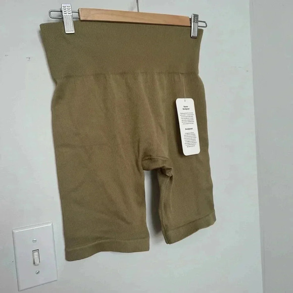 NWT  ROOTS BIKE SHORT SCULPT L olive - Picture 2 of 5